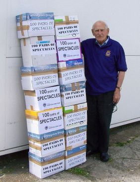 Peter and 1400 Specs  2009  DH000115